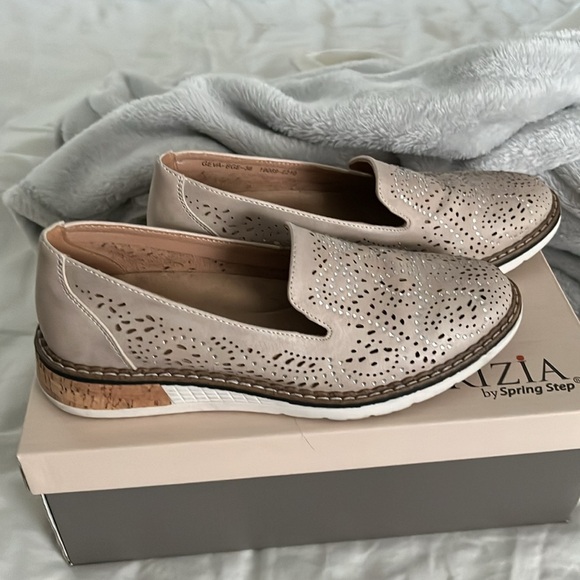 Patrizia “Geva” Spring Step Beige loafers embellished with tiny stones - Picture 2 of 7